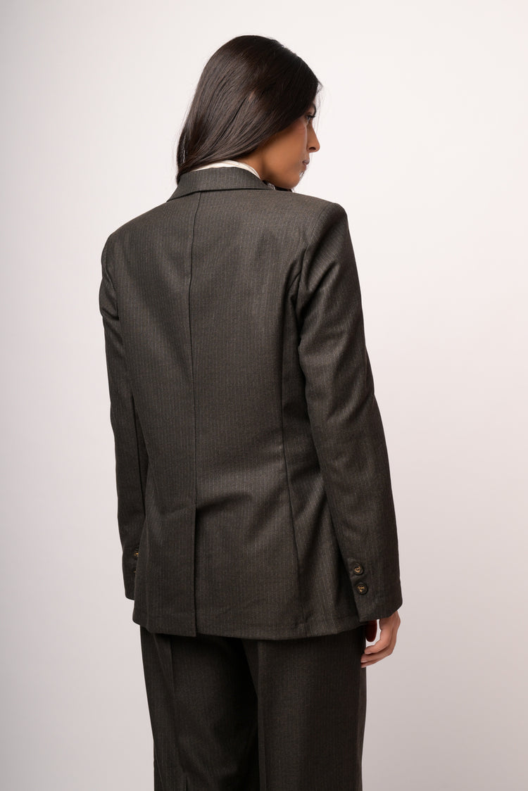 Blazer marrone gessato dal taglio mannish