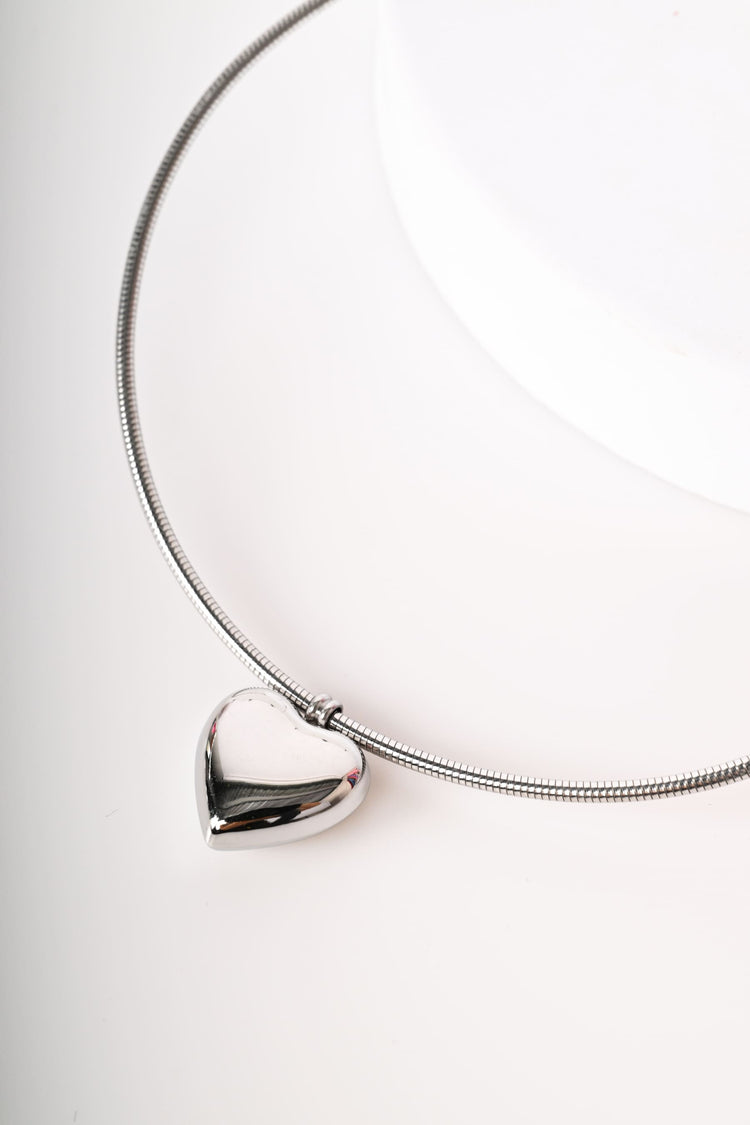 Collana rigida con pendente a cuore