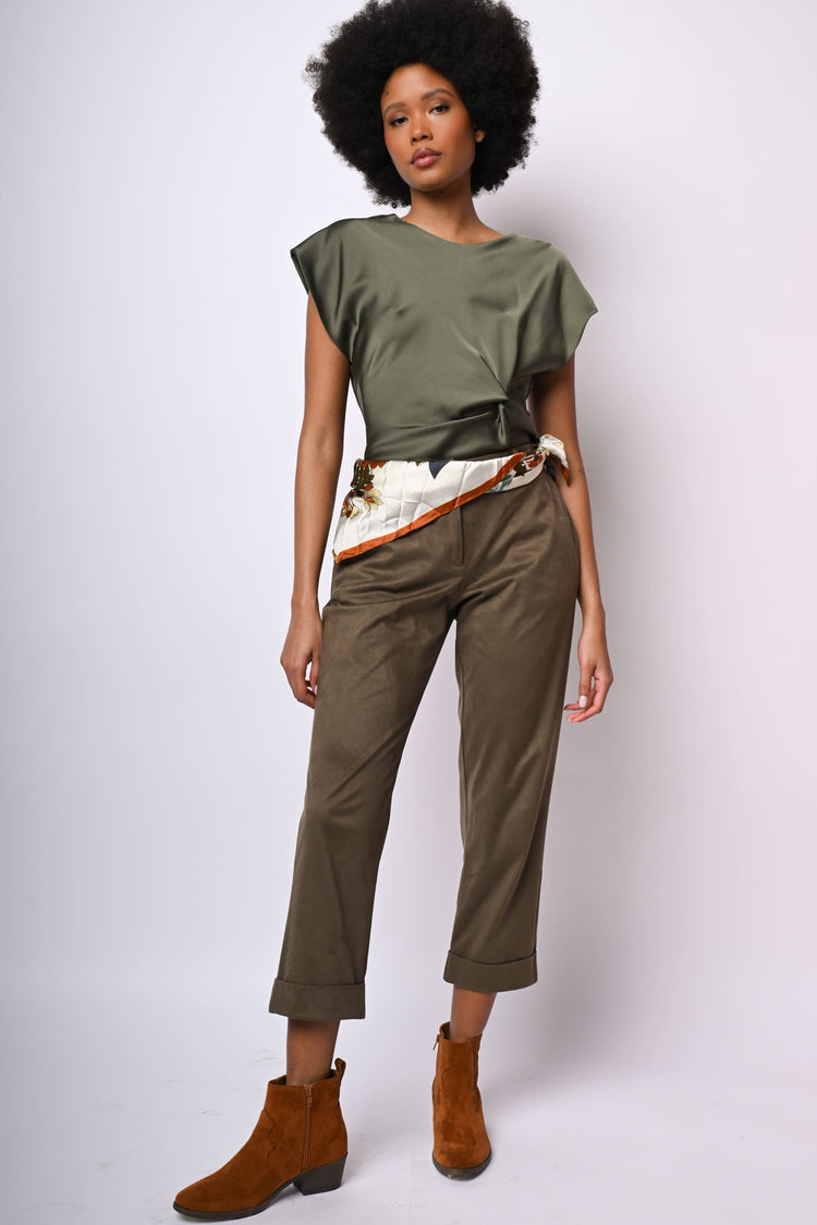 Pantaloni in faux suede con risvolto