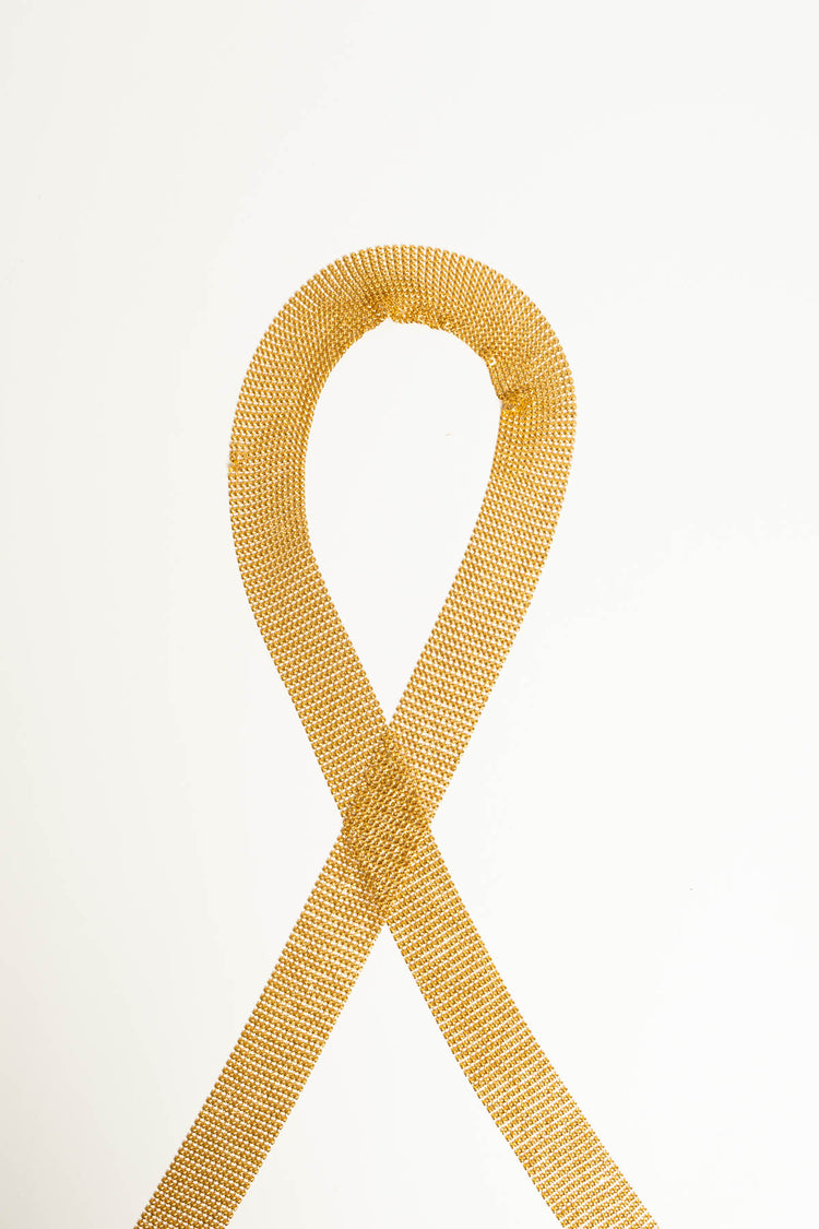 Collana a cravatta color oro in rete metallica