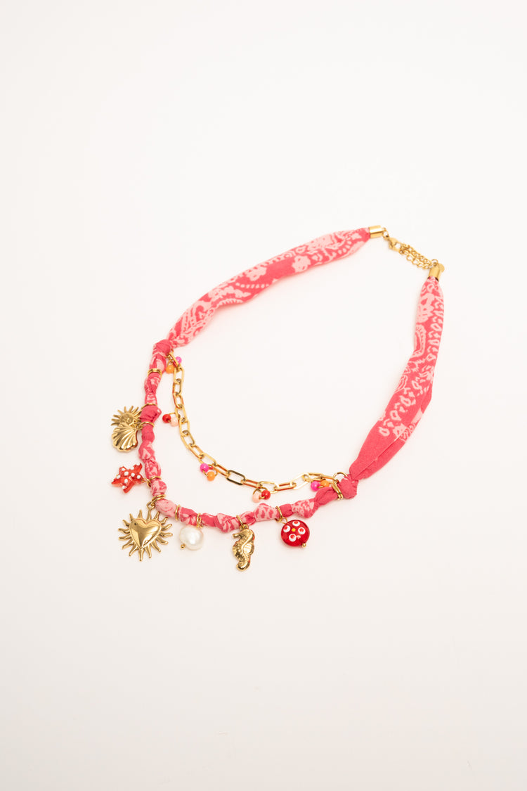 Collana in tessuto rosa salmone con pendenti