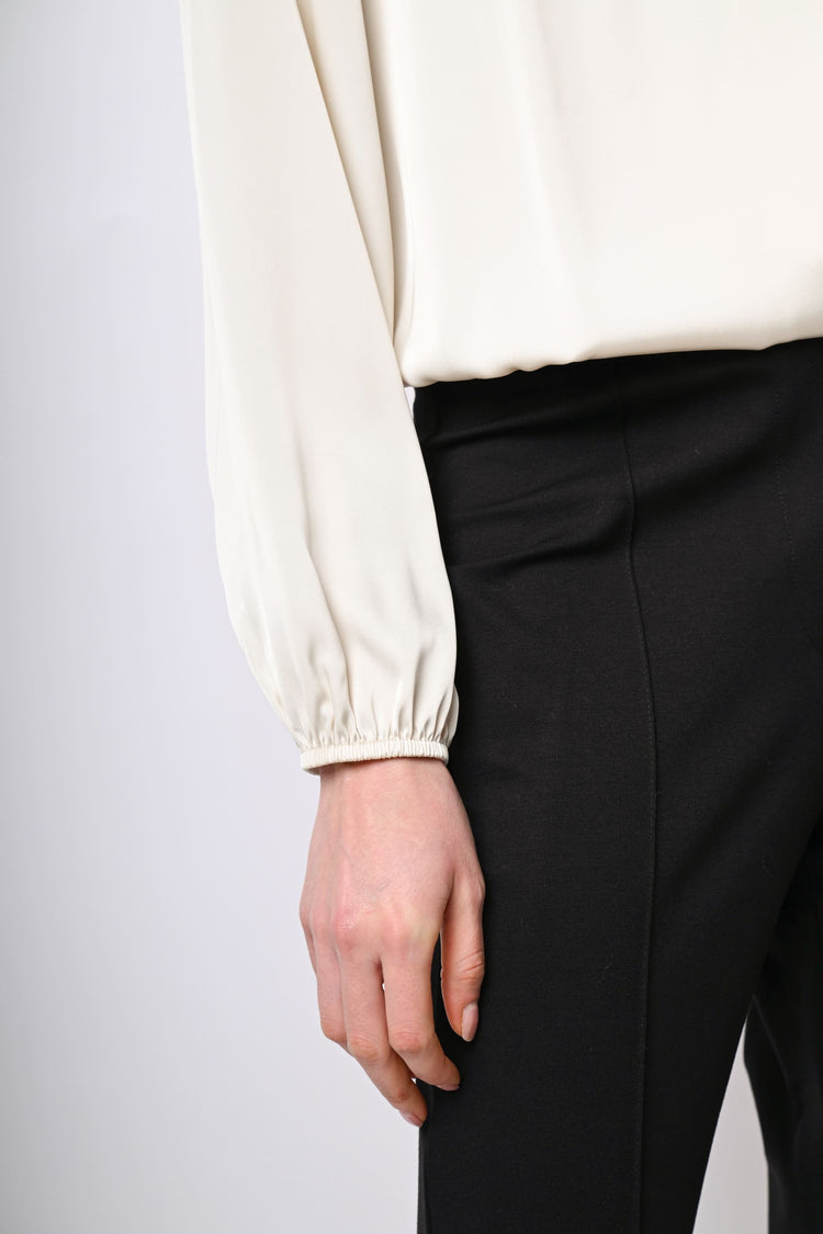Blusa in raso con scollo incrociato