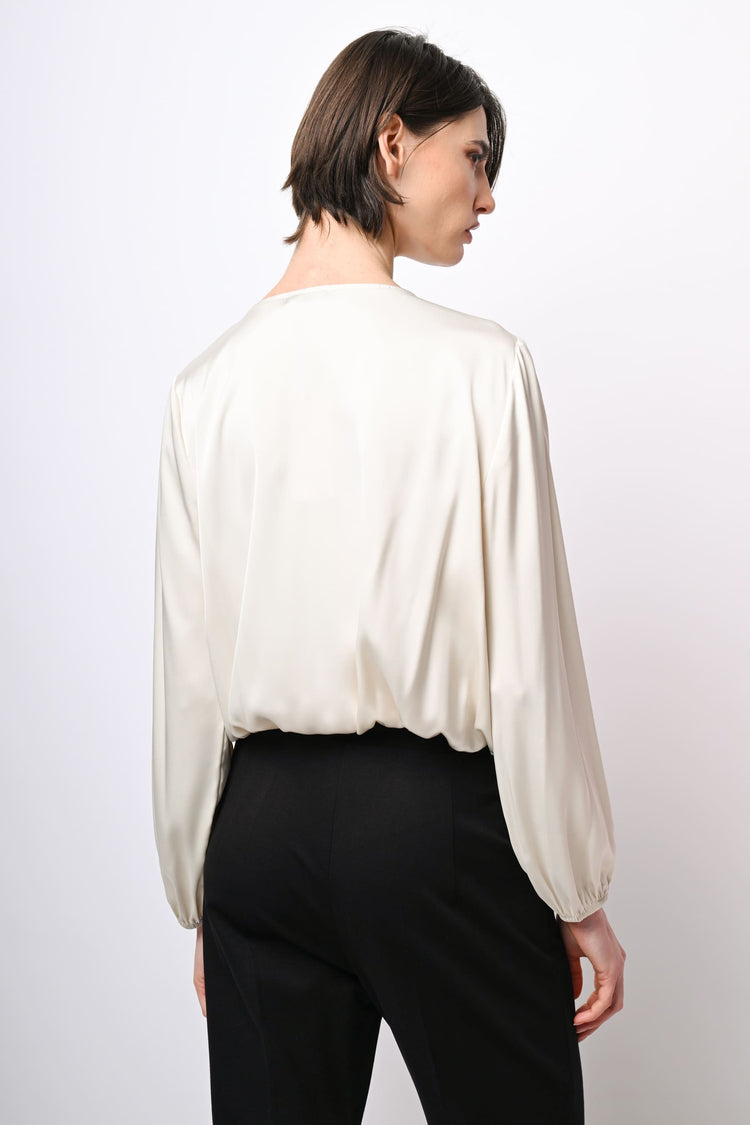 Blusa in raso con scollo incrociato