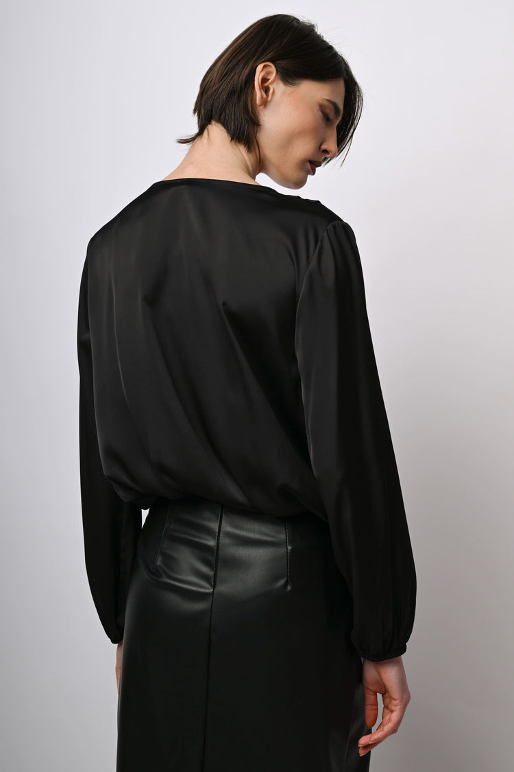 Blusa in raso con scollo incrociato