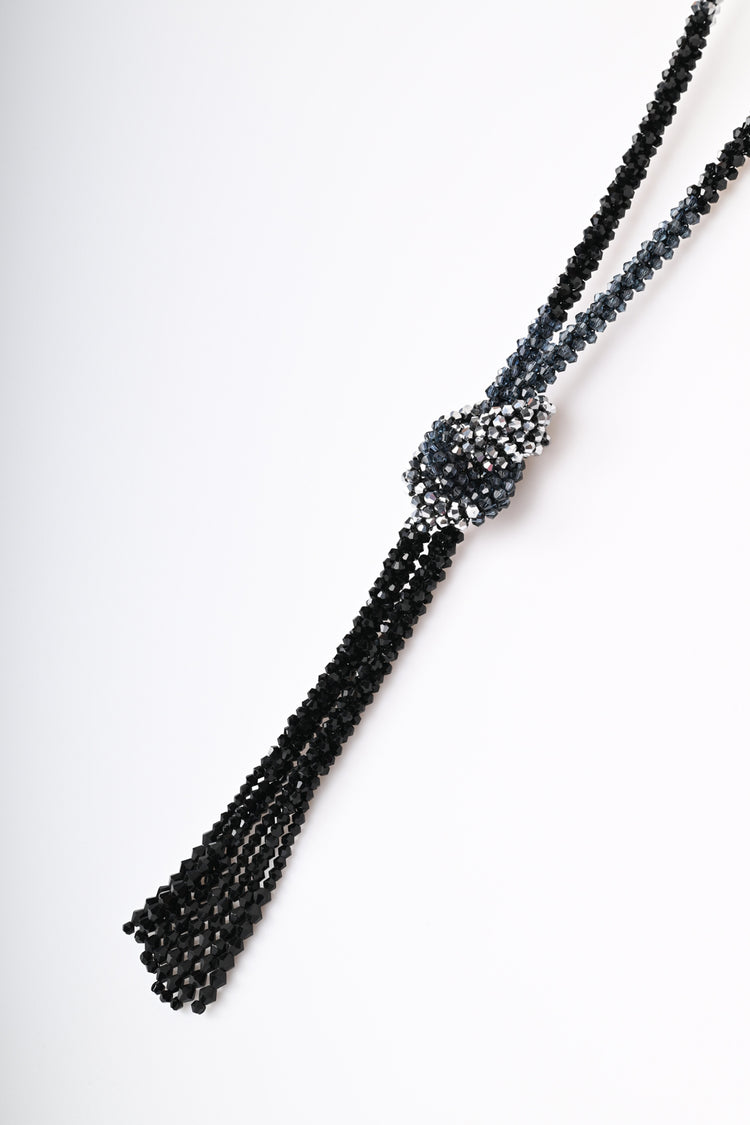 Collana lunga in perline con nodo