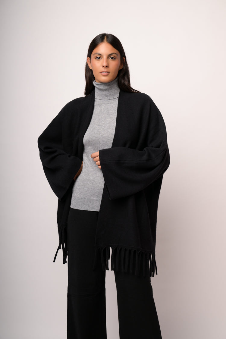Spolverino nero in maglia con frange