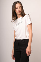 T-shirt bianca con scritta frontale ricamata