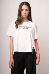 T-shirt bianca con scritta in paillettes