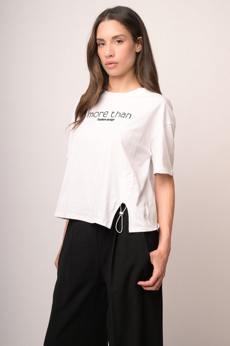 T-shirt bianca con scritta in paillettes