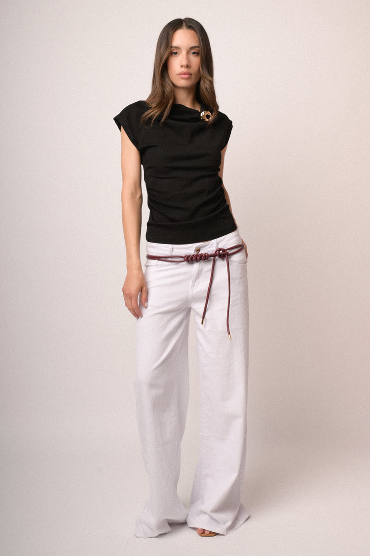 T-shirt in cotone nero con spilla