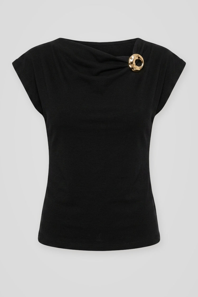 T-shirt in cotone nero con spilla