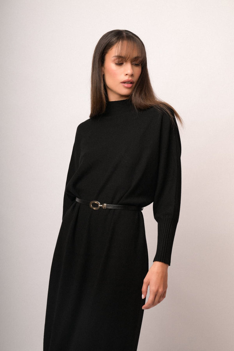 Abito midi e oversize in maglia nera con cintura