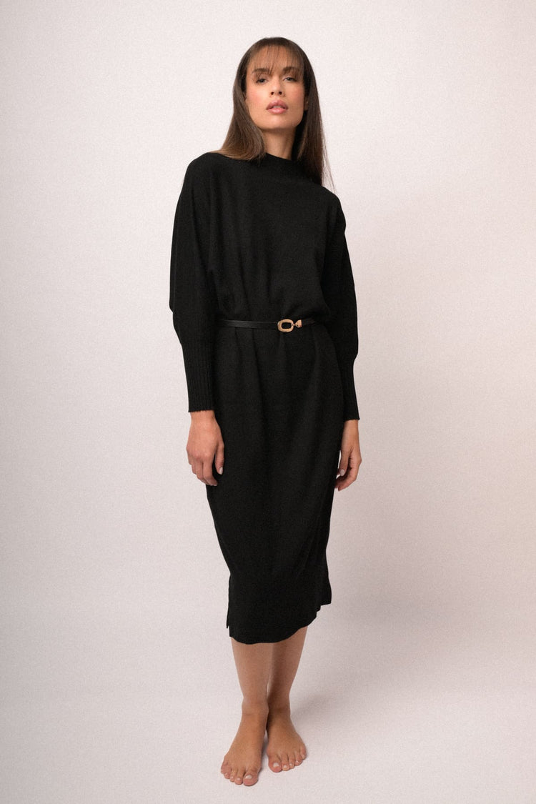 Abito midi e oversize in maglia nera con cintura