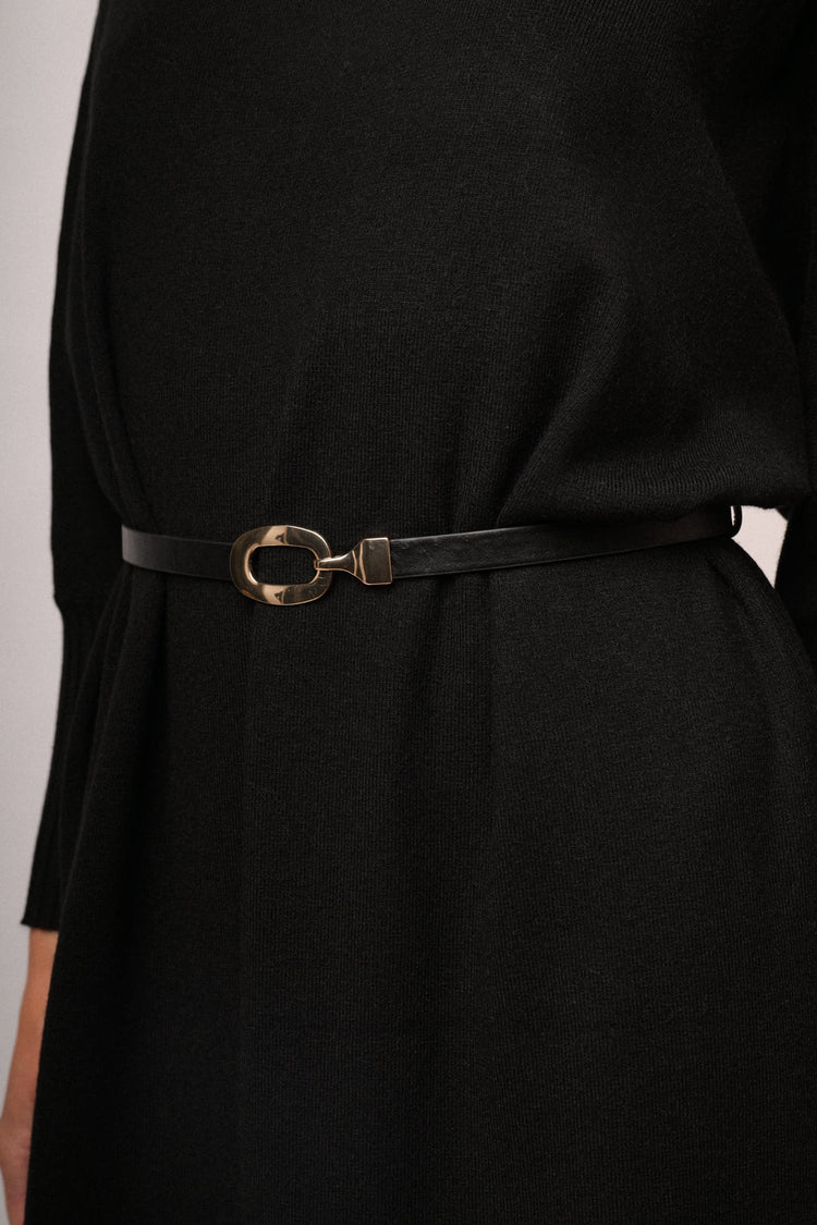 Abito midi e oversize in maglia nera con cintura