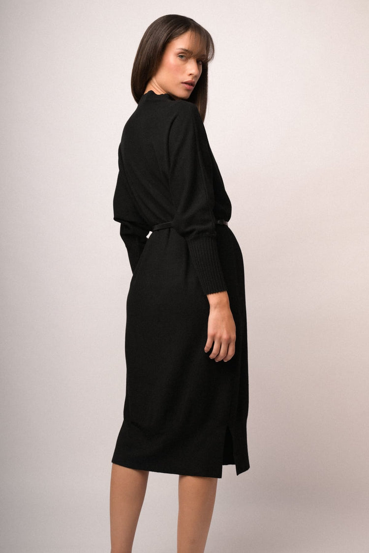Abito midi e oversize in maglia nera con cintura