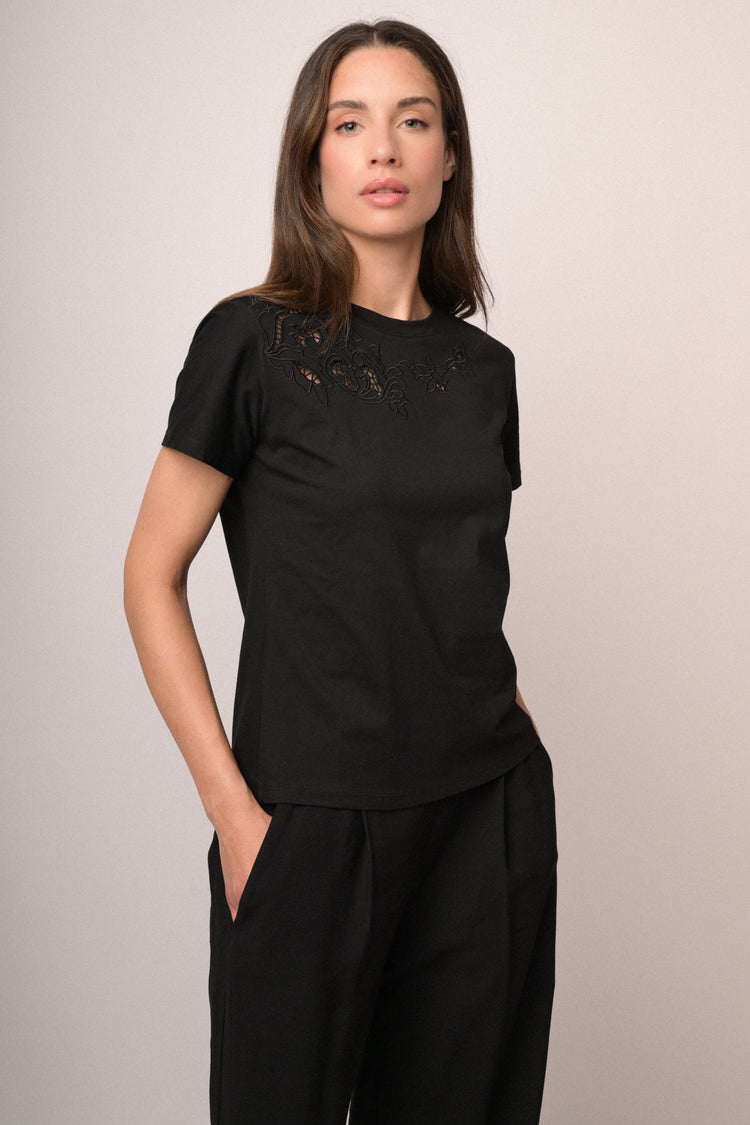 T-shirt nera con ricamo floreale
