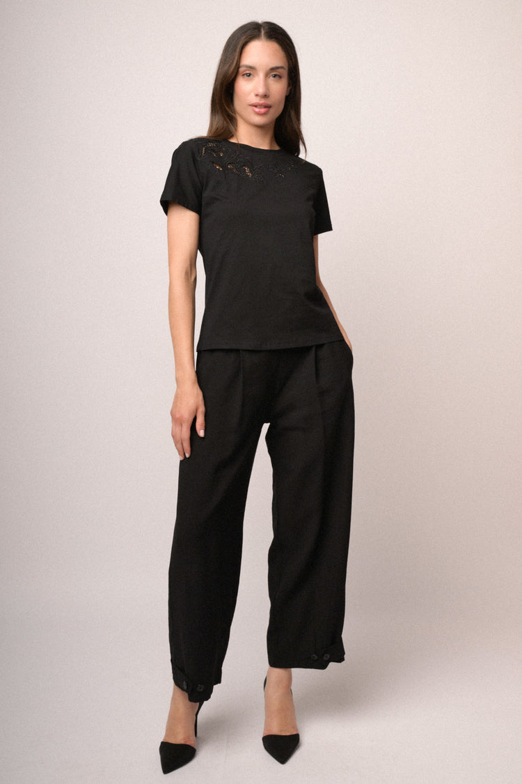 T-shirt nera con ricamo floreale