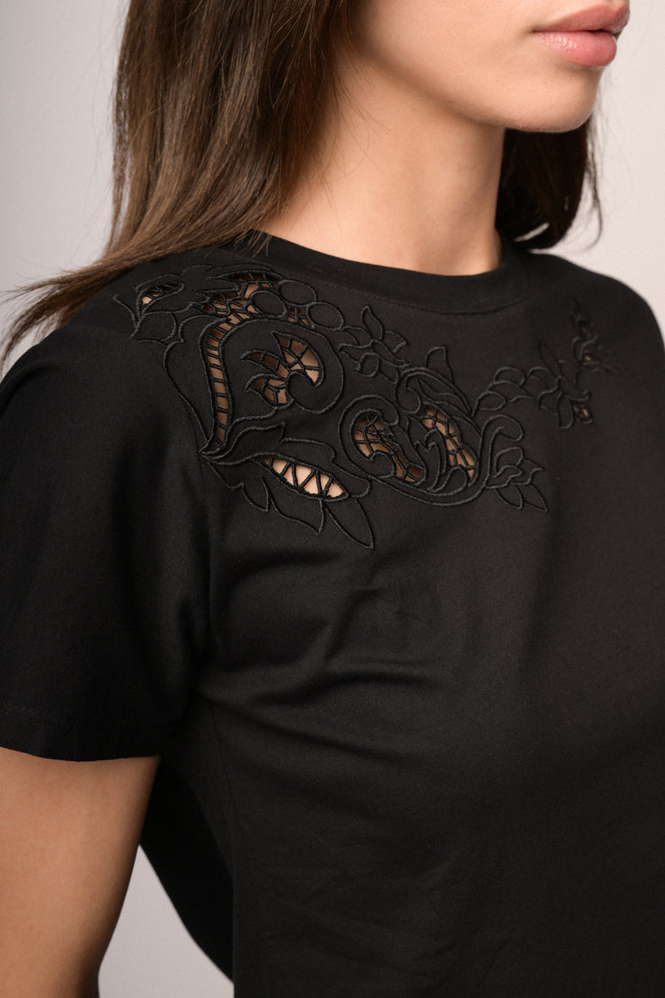T-shirt nera con ricamo floreale