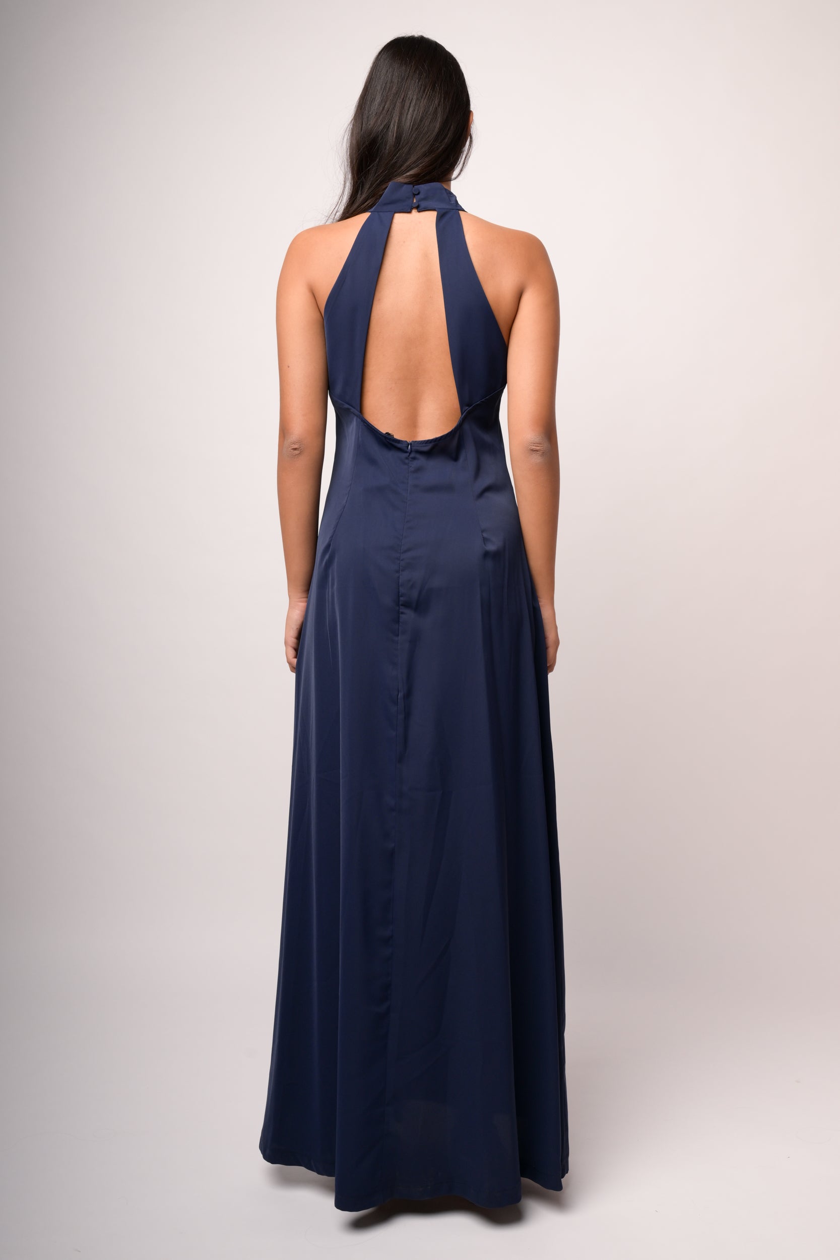 Abito lungo blu con scollo all'americana