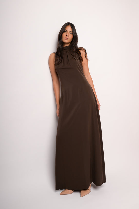 Abito lungo marrone con scollo all'americana
