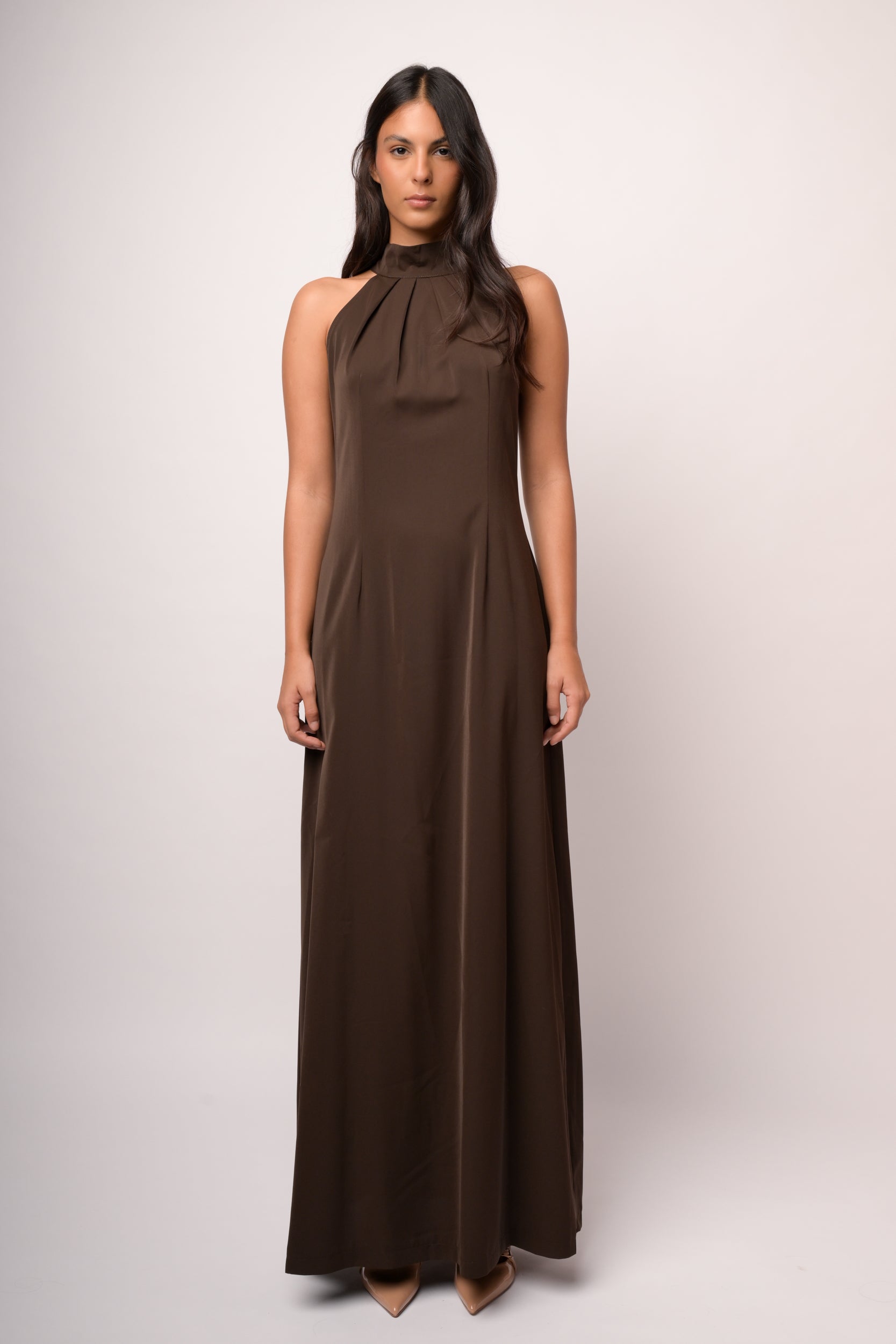 Abito lungo marrone con scollo all'americana