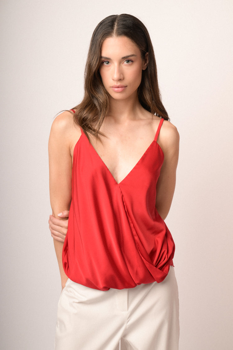 Top in raso rosso con scollo a V incrociato