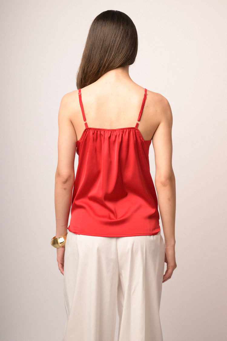 Top in raso rosso con scollo a V incrociato