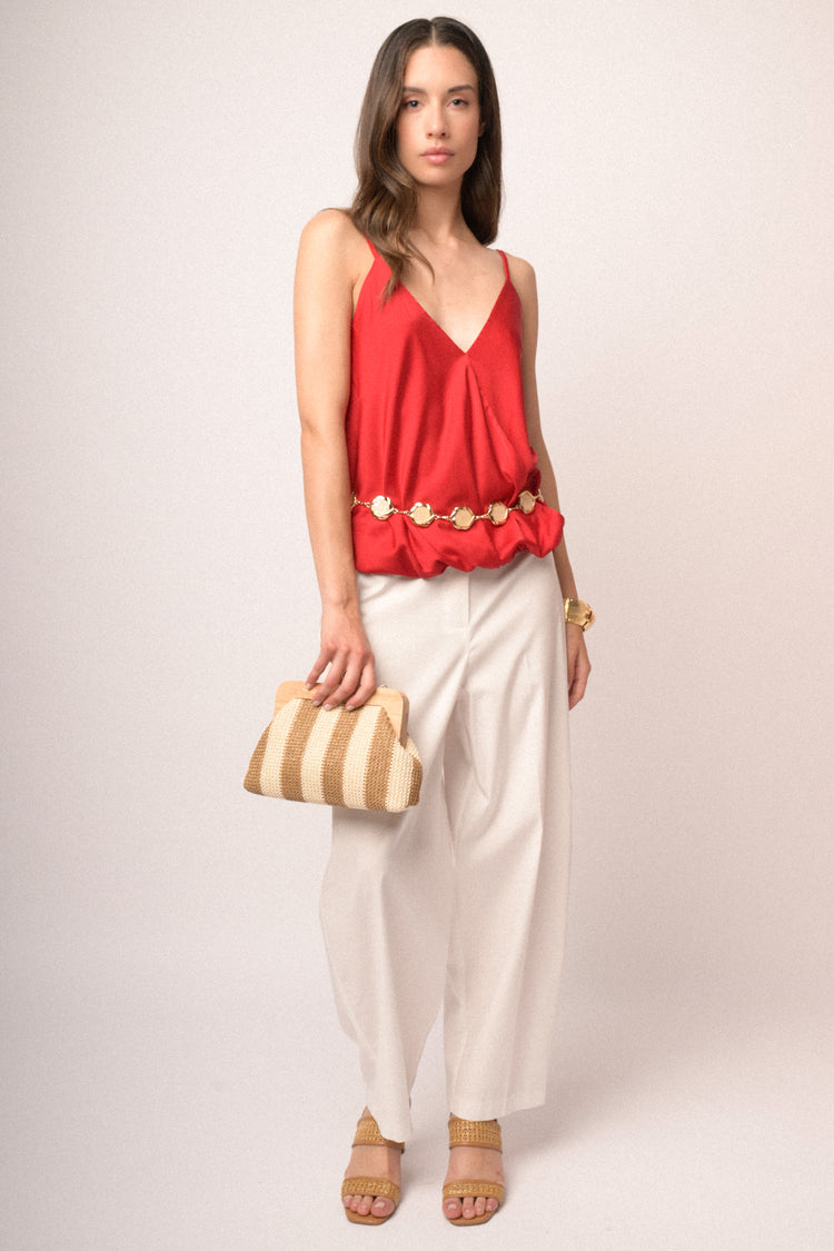 Top in raso rosso con scollo a V incrociato