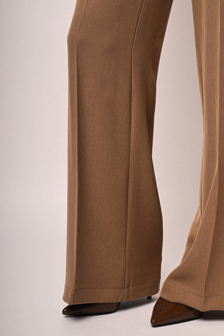 Pantaloni palazzo con piega stirata