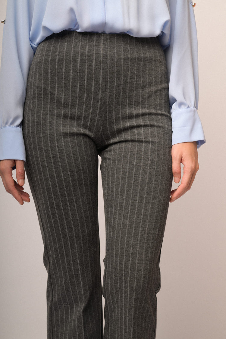 Pantaloni svasati con motivo gessato grigio
