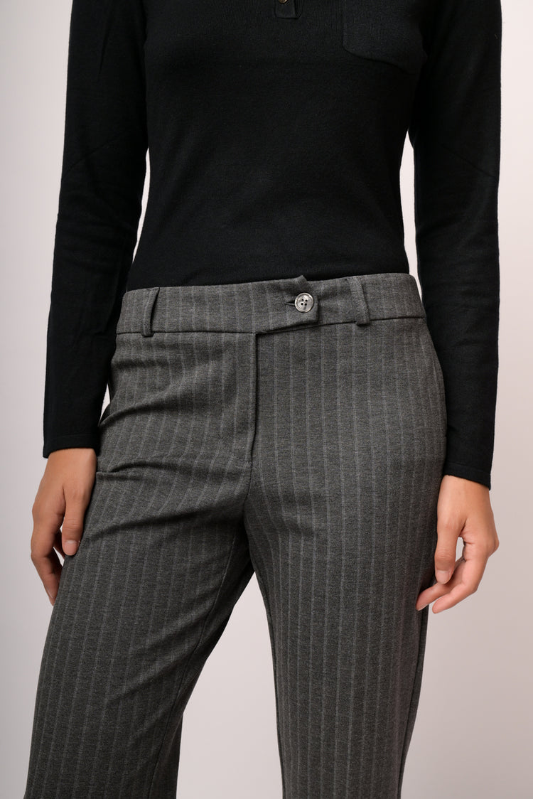 Pantaloni slim grigi gessati con linguetta