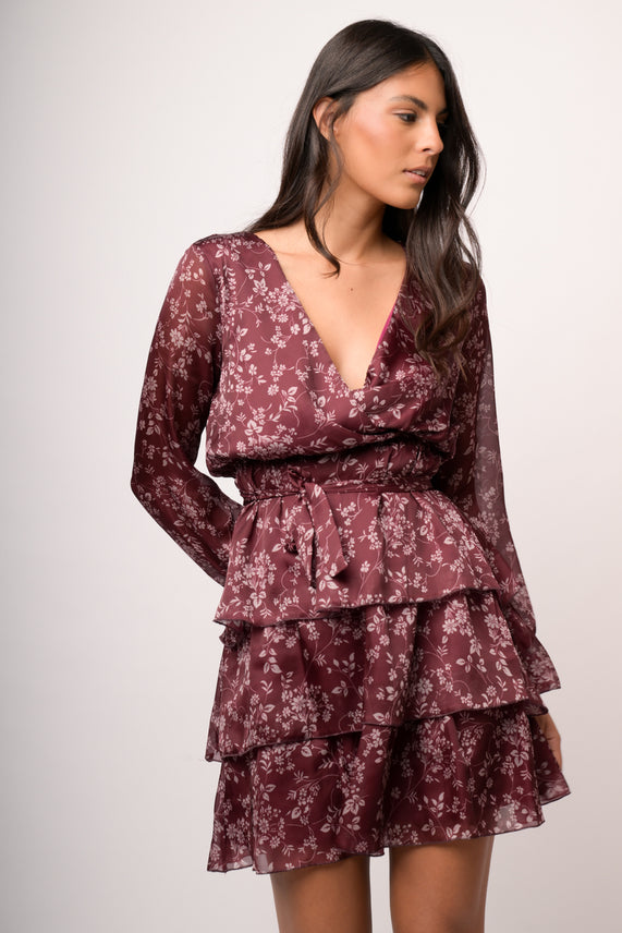 Abito corto bordeaux floreale con balze