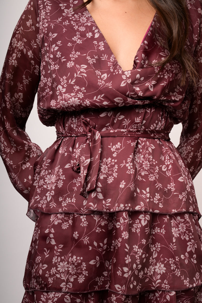 Abito corto bordeaux floreale con balze