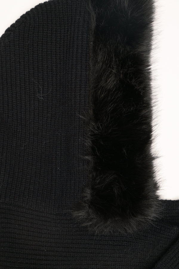 Cappuccio in maglia con bordo peloso nero