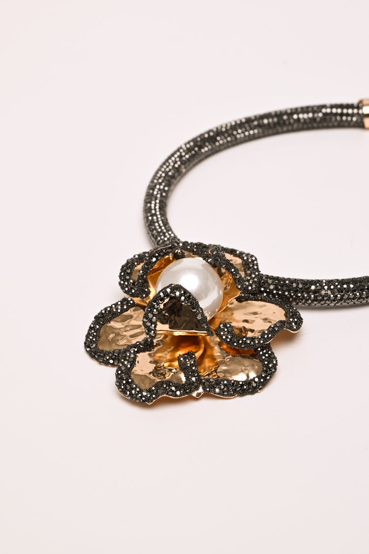 Collana con fiore macro e strass
