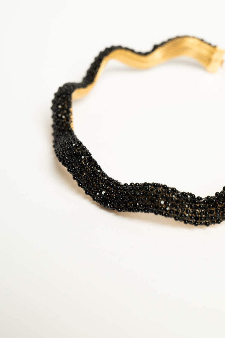Collana ondulata e rigida con perline nere
