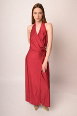 Abito halter lungo in raso rosso con fibbia gioiello