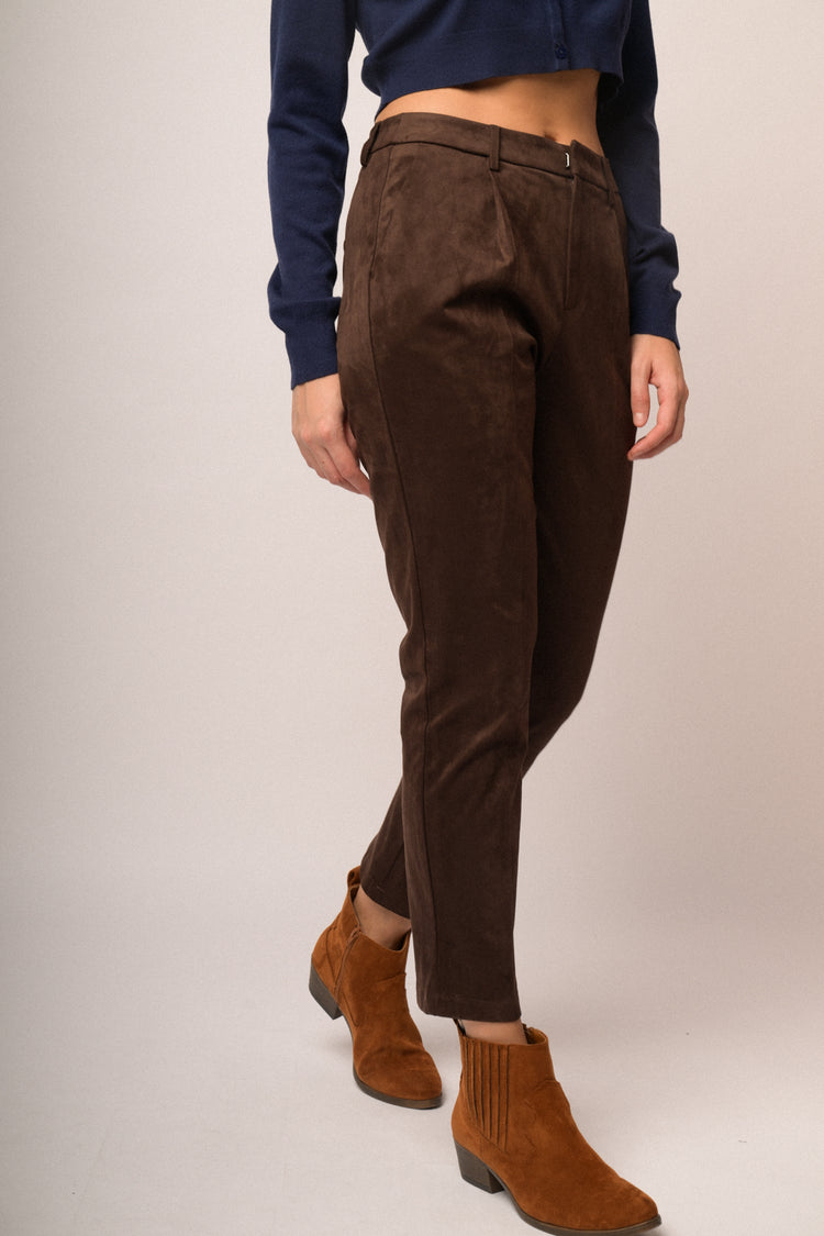 Pantaloni a sigaretta marroni in faux suede