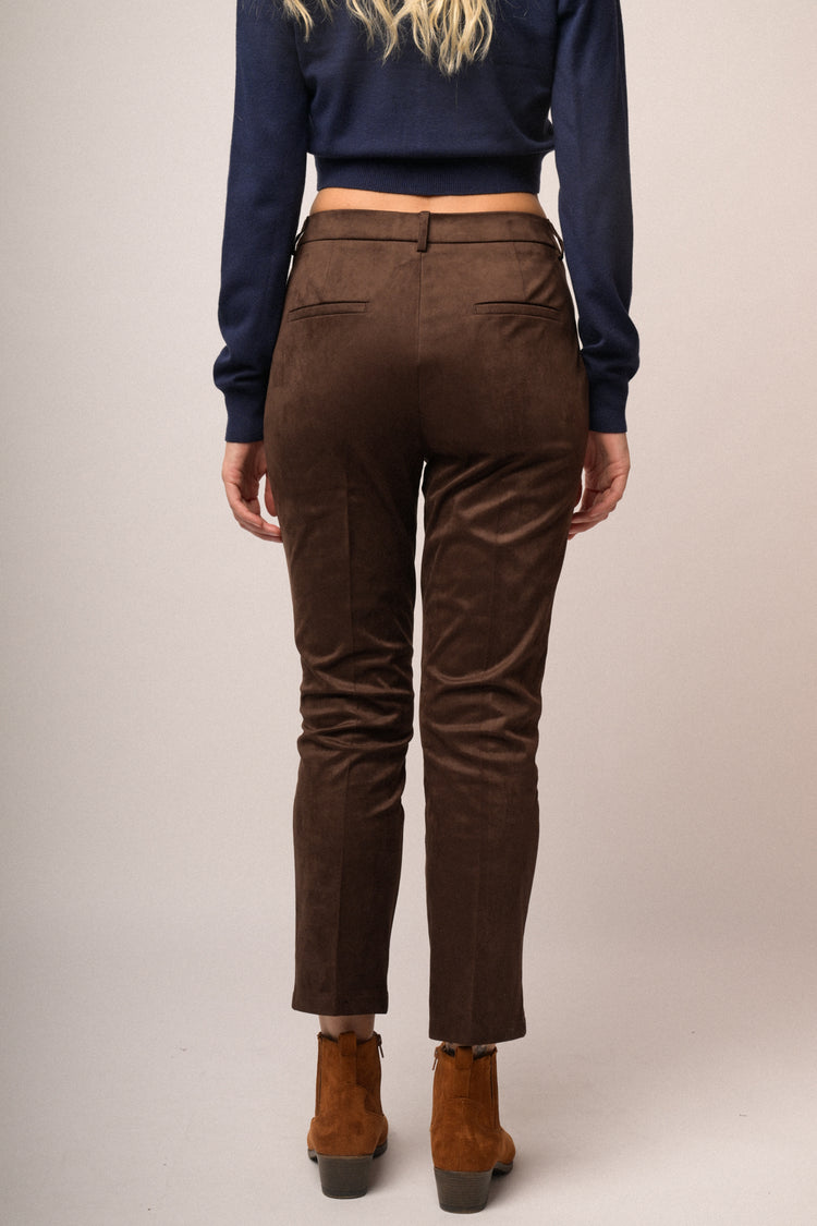 Pantaloni a sigaretta marroni in faux suede
