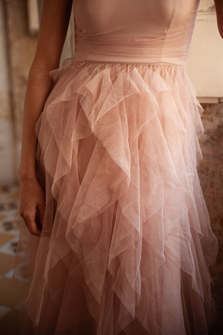 Abito lungo a bustier in tulle con volants
