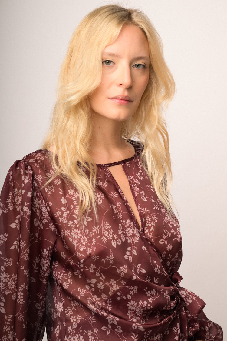 Blusa a stampa floreale bordeaux con nodo