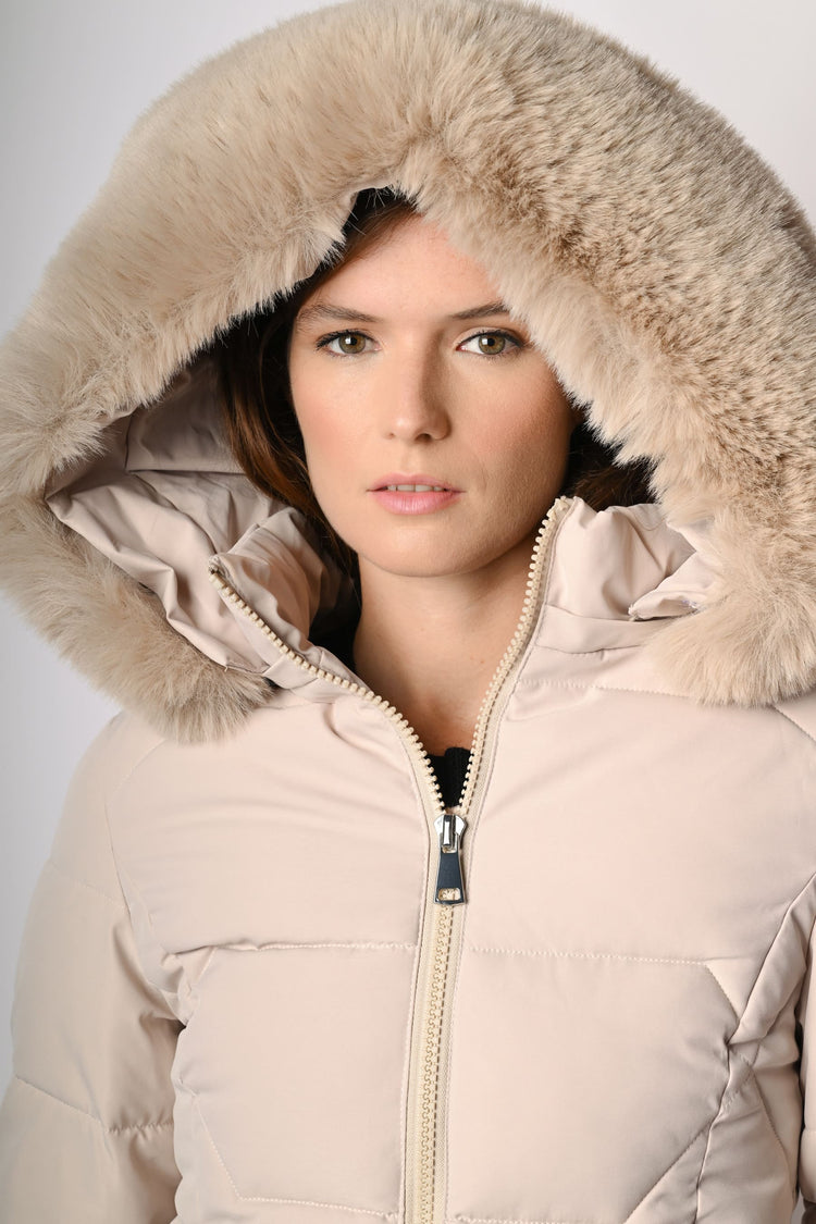 Piumino con cappuccio in faux fur