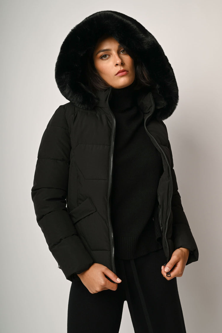 Piumino con cappuccio in faux fur