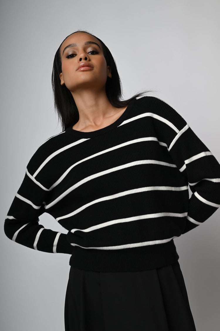 Pull a righe con fiocco sul retro