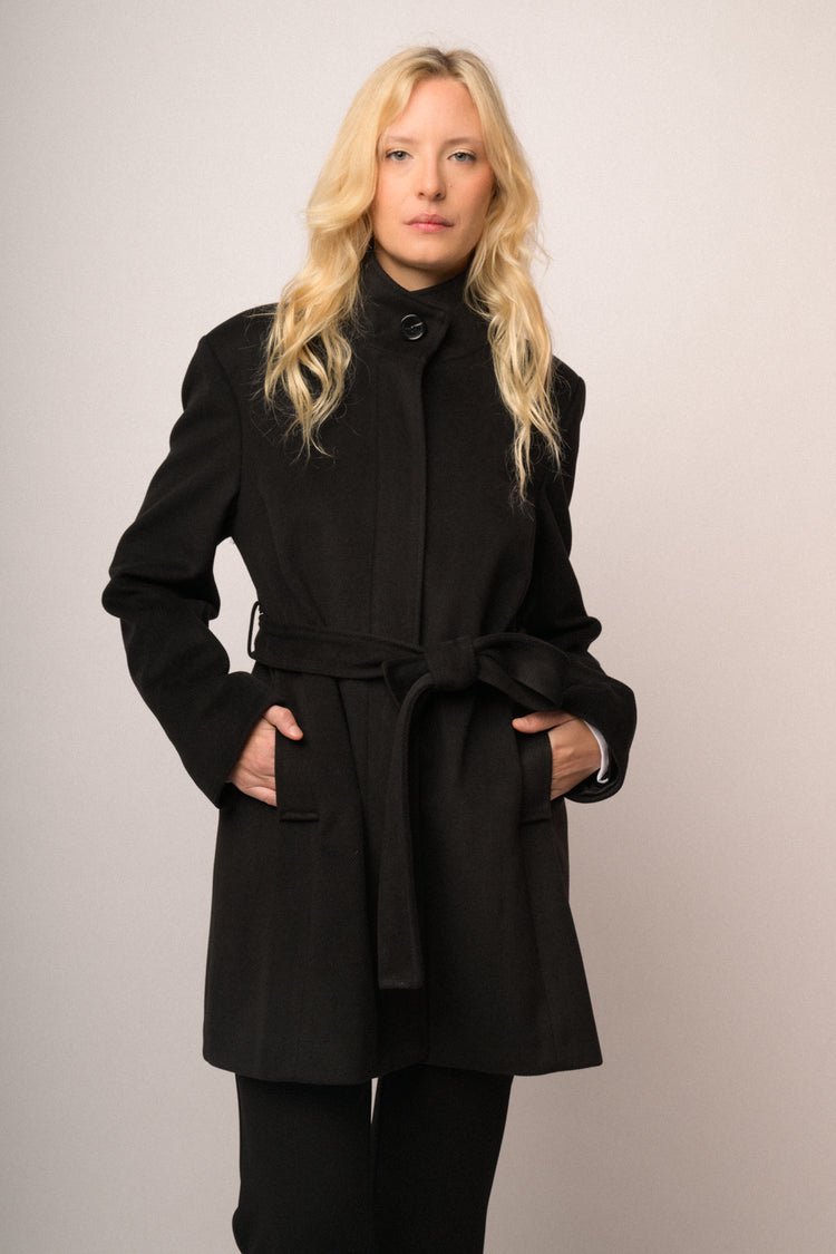Cappotto nero con cintura e collo alto