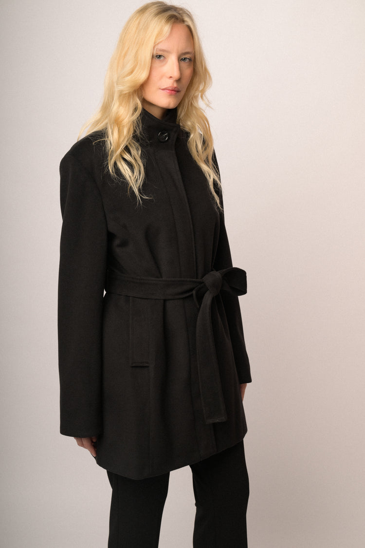 Cappotto nero con cintura e collo alto