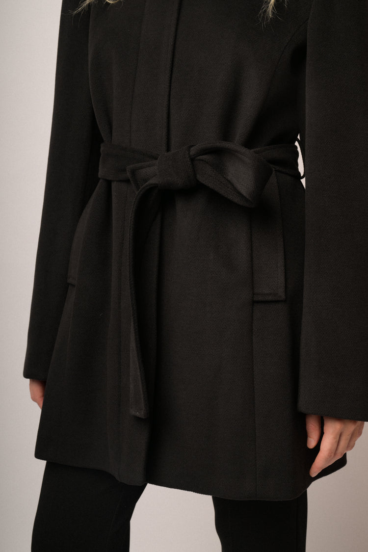 Cappotto nero con cintura e collo alto
