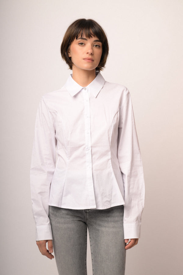 Camicia sagomata in cotone bianco con bottone gioiello