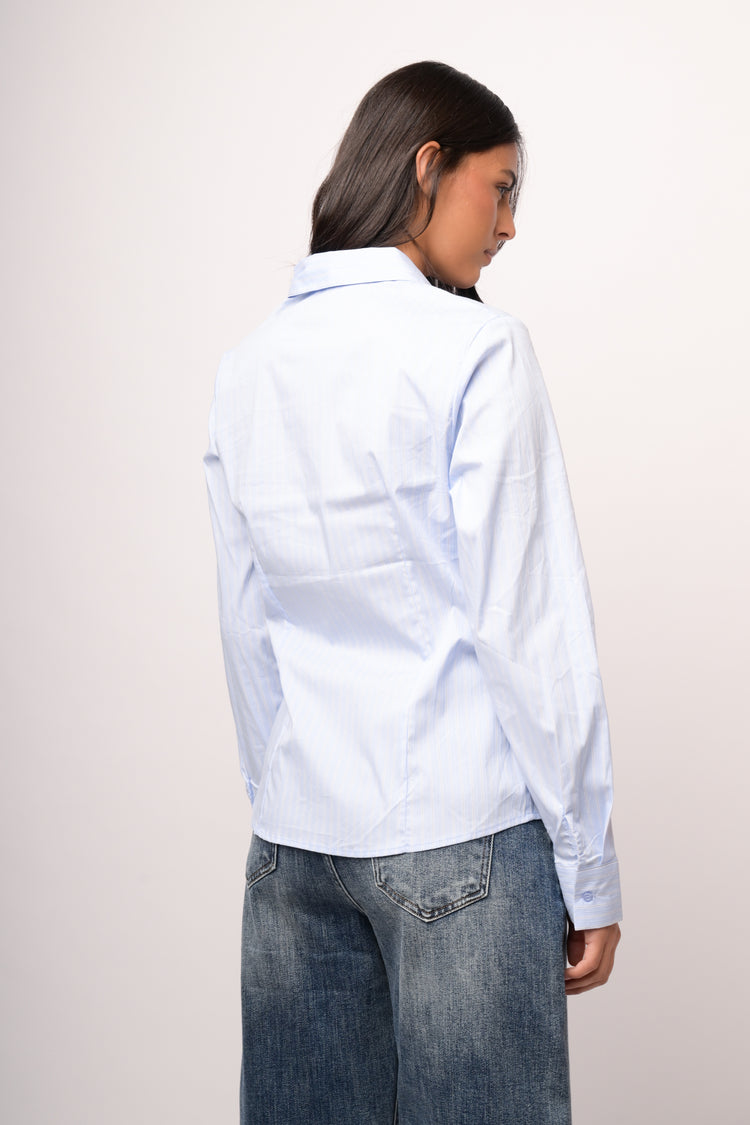 Camicia azzurra a righe con strass sul colletto