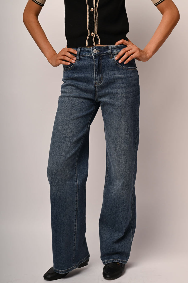 Jeans palazzo con bottone-gioiello